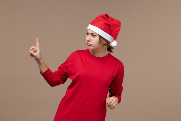 Vue de face de femme en rouge avec un visage mécontent sur brown