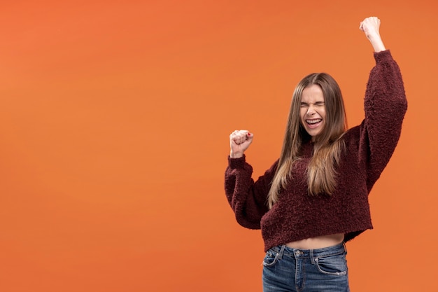 Photo gratuite vue de face de femme s'amusant avec copie espace