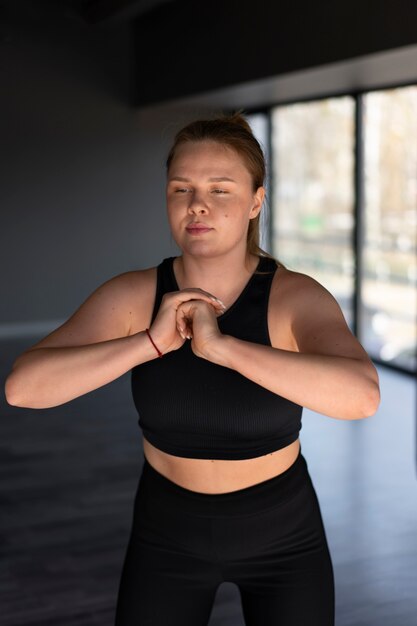 Vue de face femme s'entraînant au gymnase