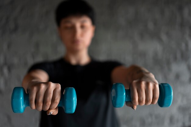 Vue de face femme s'entraînant au gymnase