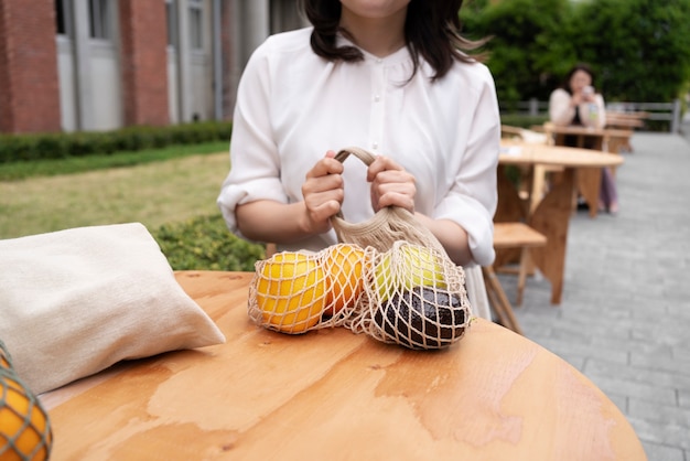 Photo gratuite vue de face femme avec sac en tissu