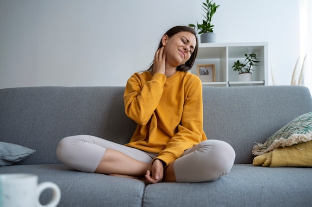 Vue de face femme se gratter le cou