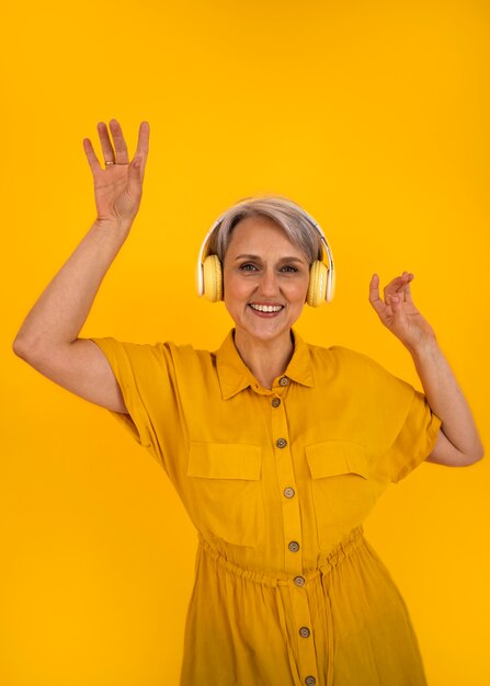 Photo gratuite vue de face femme senior posant avec un casque