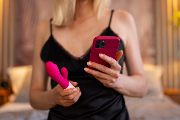 Vue de face femme avec smartphone et vibrateur