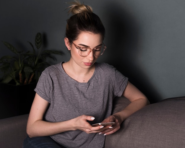 Photo gratuite vue de face de femme avec smartphone