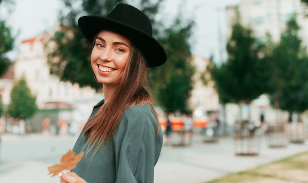 Vue De Face Femme Smiley Avec Espace Copie