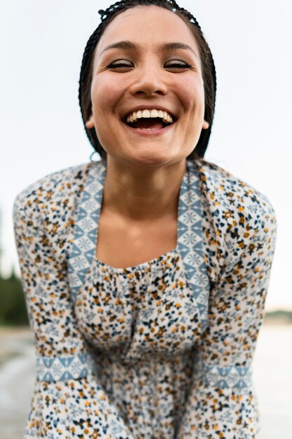 Vue de face femme smiley à l'extérieur