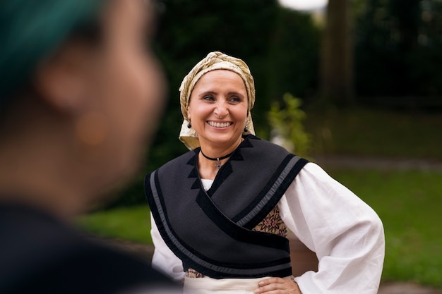 Photo gratuite vue de face femme smiley à l'extérieur