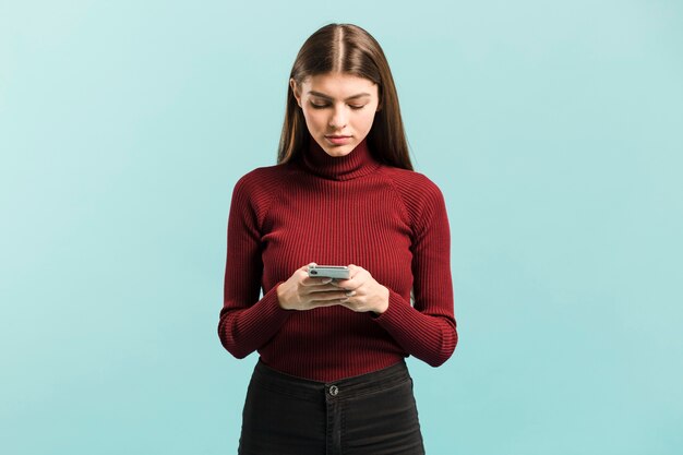 Vue de face femme sur son téléphone