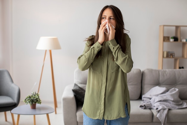 Vue de face femme souffrant d'allergie