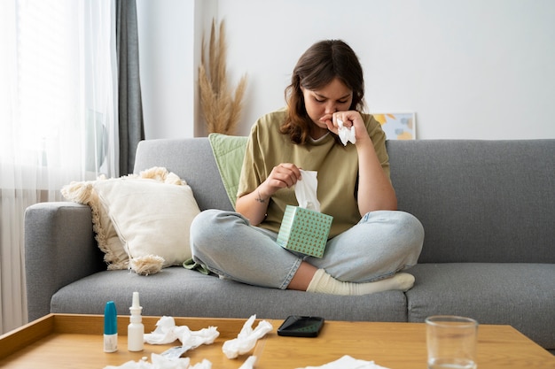 Vue de face femme souffrant d'allergies