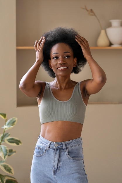 Vue de face femme souriante aux cheveux afro