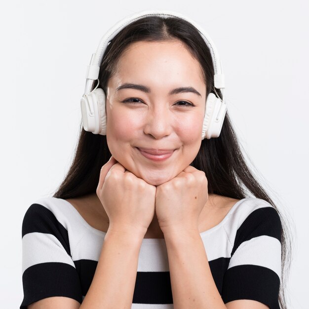 Vue de face femme souriante avec un casque