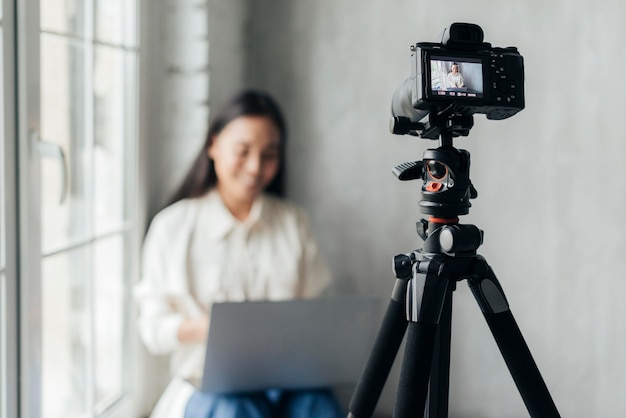 Vue de face de femme souriante faisant un vlog