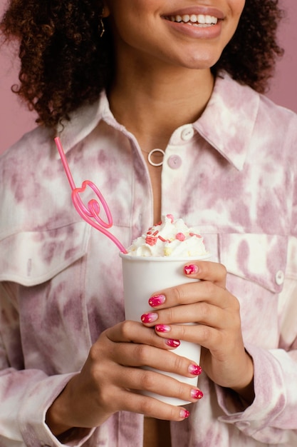 Vue de face de la femme souriante avec frappe