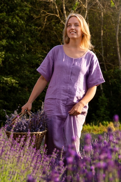 Vue de face femme souriante avec panier de lavande