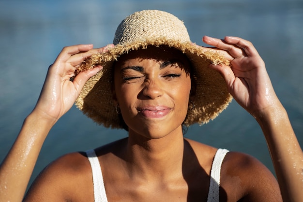 Photo gratuite vue de face femme souriante portant un chapeau