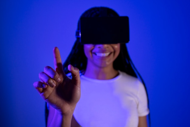 Vue de face femme souriante portant des lunettes vr