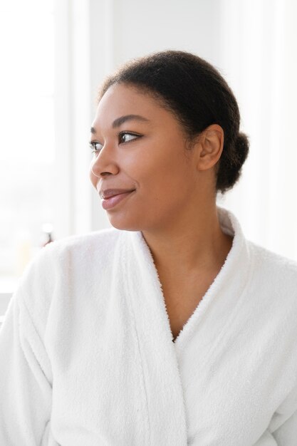 Vue de face femme souriante portant un peignoir