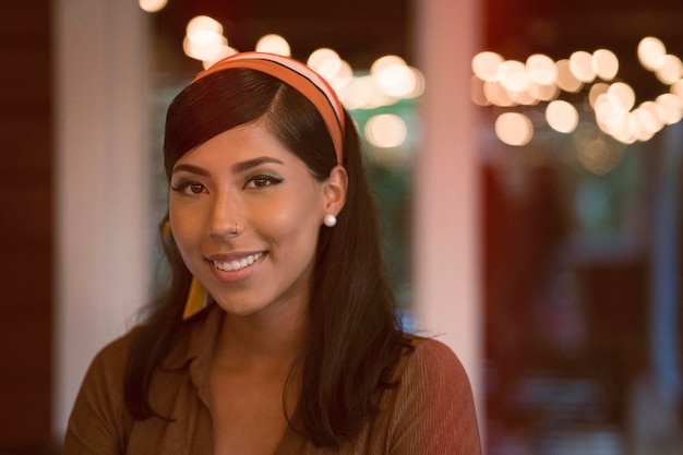 Photo gratuite vue de face femme souriante posant à l'intérieur