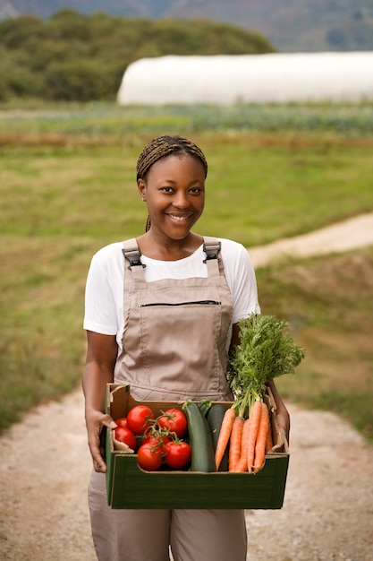 Photo gratuite vue de face femme souriante avec récolte