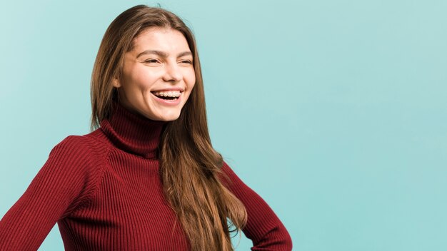 Vue de face femme souriante en studio