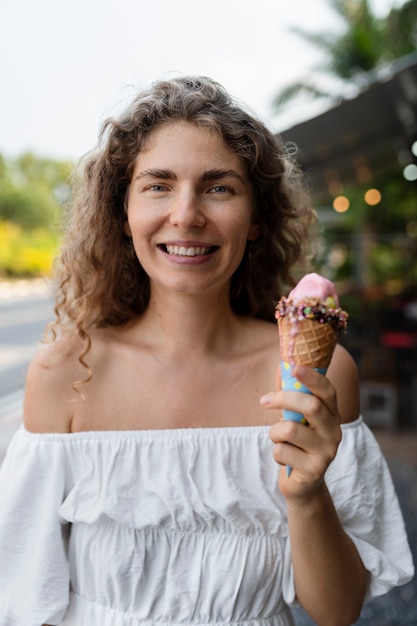 Vue de face femme souriante tenant une glace