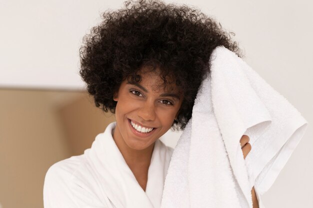 Vue de face femme souriante tenant une serviette