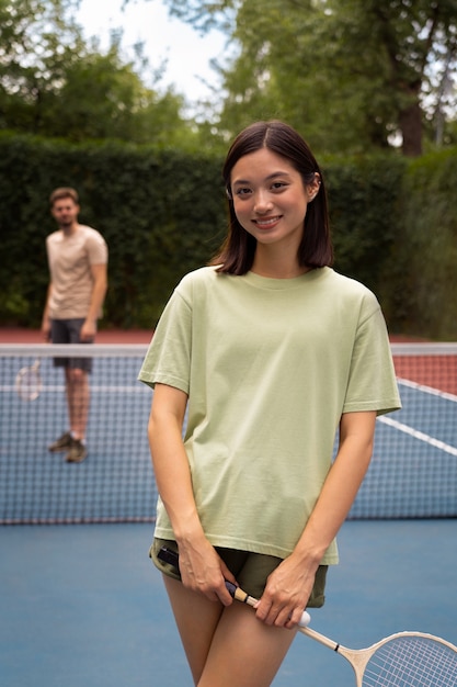 Vue de face femme souriante sur le terrain