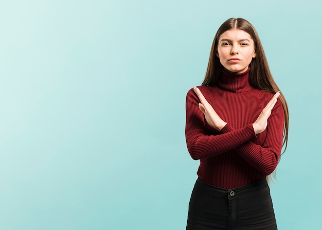 Photo gratuite vue de face femme en studio avec espace copie