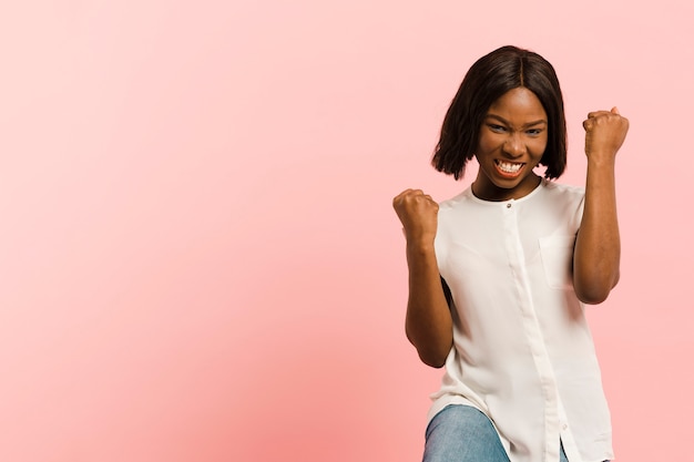 Photo gratuite vue de face femme en studio