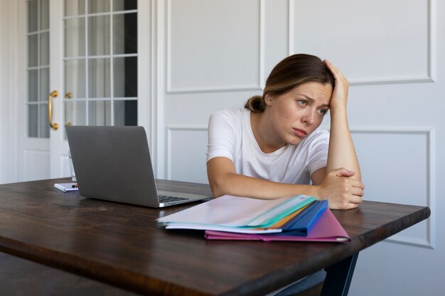 Vue de face femme avec le syndrome de l'imposteur