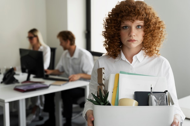 Vue de face femme tenant une boîte d'articles