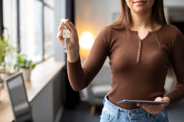 Photo gratuite vue de face femme tenant les clés