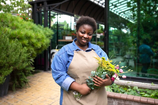 Photo gratuite vue de face femme tenant des fleurs