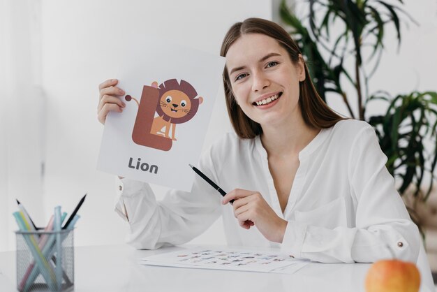 Vue de face femme tenant une illustration de lion