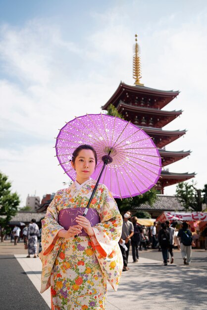 Vue de face femme tenant un parapluie wagasa