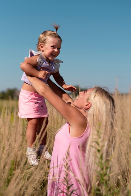 Vue de face d'une femme tenant une petite fille