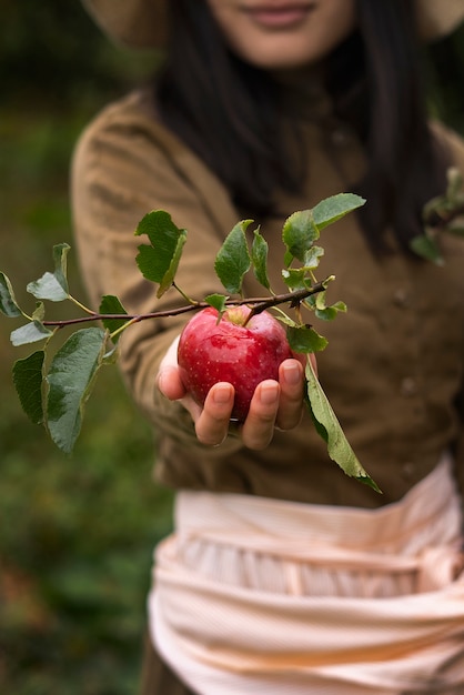 Photo gratuite vue de face femme tenant une pomme