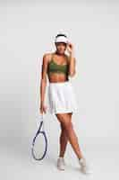 Photo gratuite vue de face femme tenant une raquette de tennis