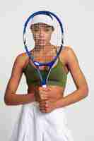 Photo gratuite vue de face femme tenant une raquette de tennis