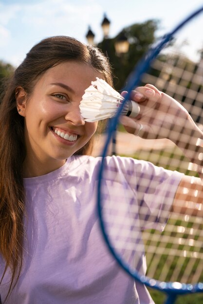 Vue de face femme tenant une raquette