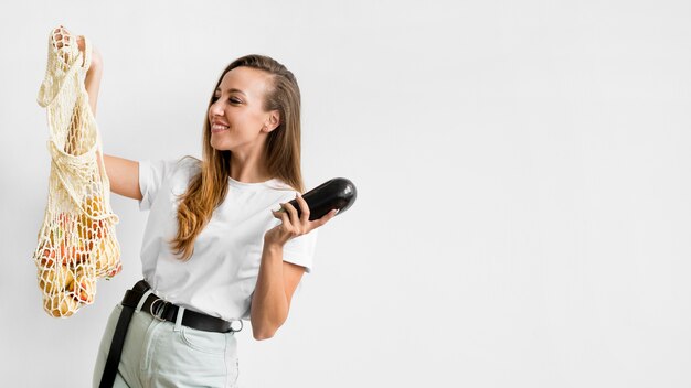 Vue De Face Femme Tenant Un Sac Recyclable Avec Espace Copie