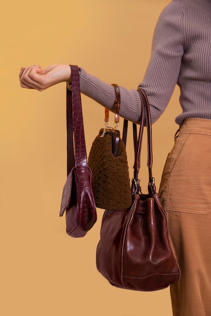 Photo gratuite vue de face femme tenant des sacs à main