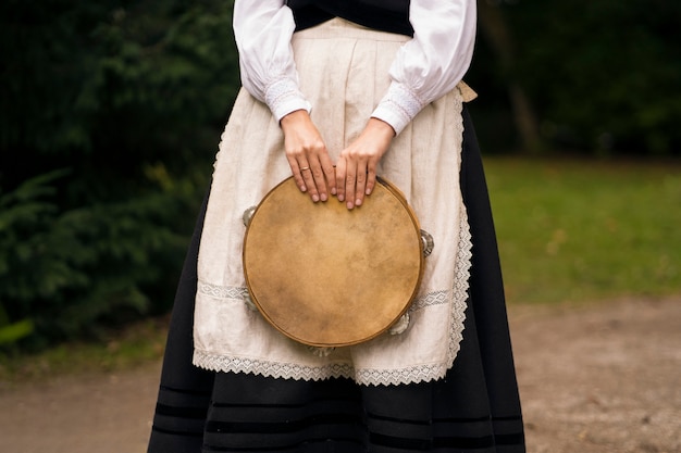 Vue de face femme tenant tambourin