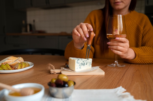 Vue de face femme tenant un verre