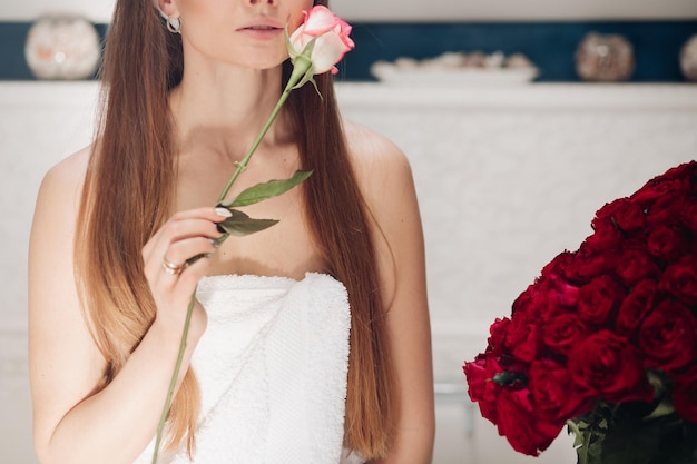 Vue de face d'une femme tendre après la douche se souciant de la peau