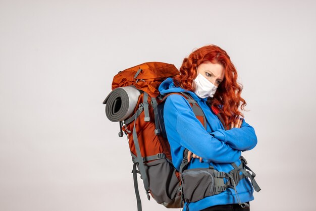 Vue de face femme touriste aller en montagne en masque avec sac à dos