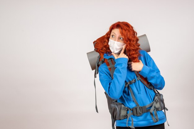 Vue de face femme touriste aller en montagne en masque avec sac à dos