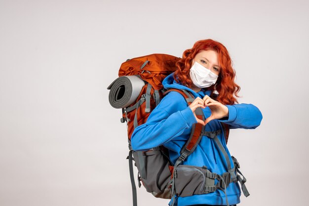 Vue de face femme touriste aller en montagne en masque avec sac à dos